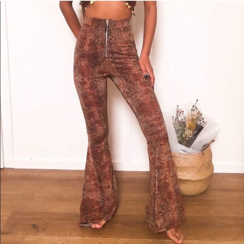 HER PONY | Monet bandeau and flares set in leopard print - Picture 3 of 11